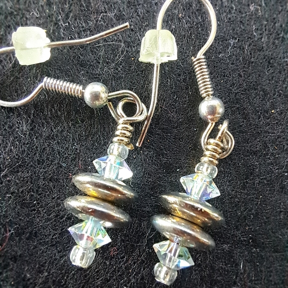 Assortment of earrings - Picture 10 of 11